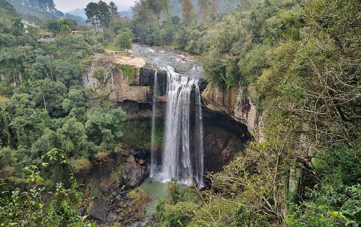 Salto Ventoso, Caminhos de Pedra e Stone Hall